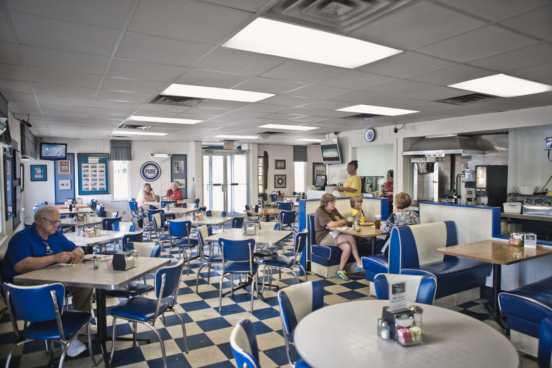 Blue & White Restaurant 3-TunicaCVB